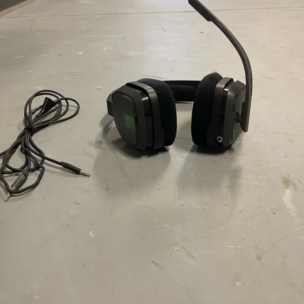 ASTRO A10 XBOX GREEN HEADSET WITH MICROPHONE AND CABLES